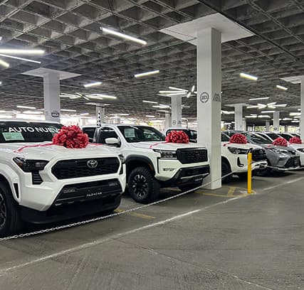 Pickups seminuevas listas para entrega en el piso techado